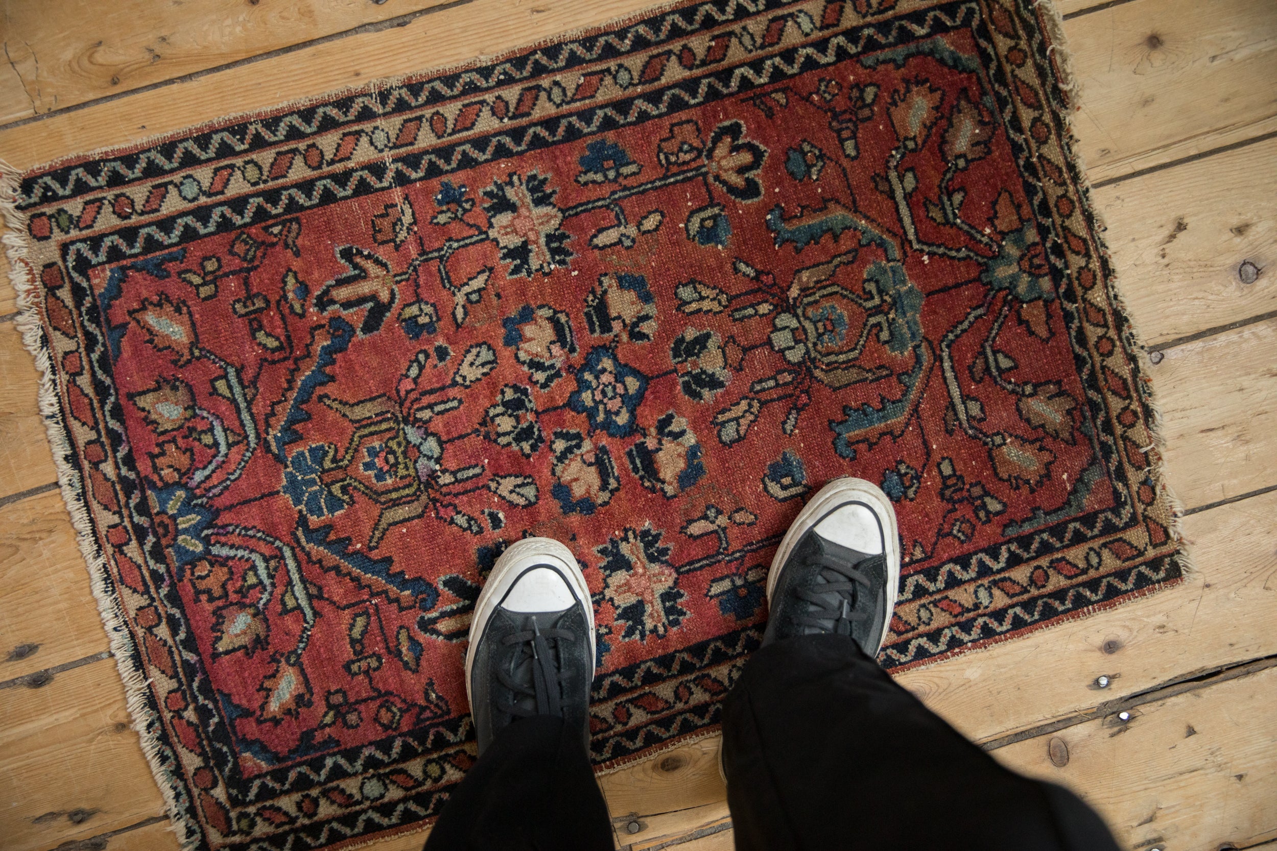 Vintage Lilihan rug corner, ivory border with meandering vine and leaf motif.