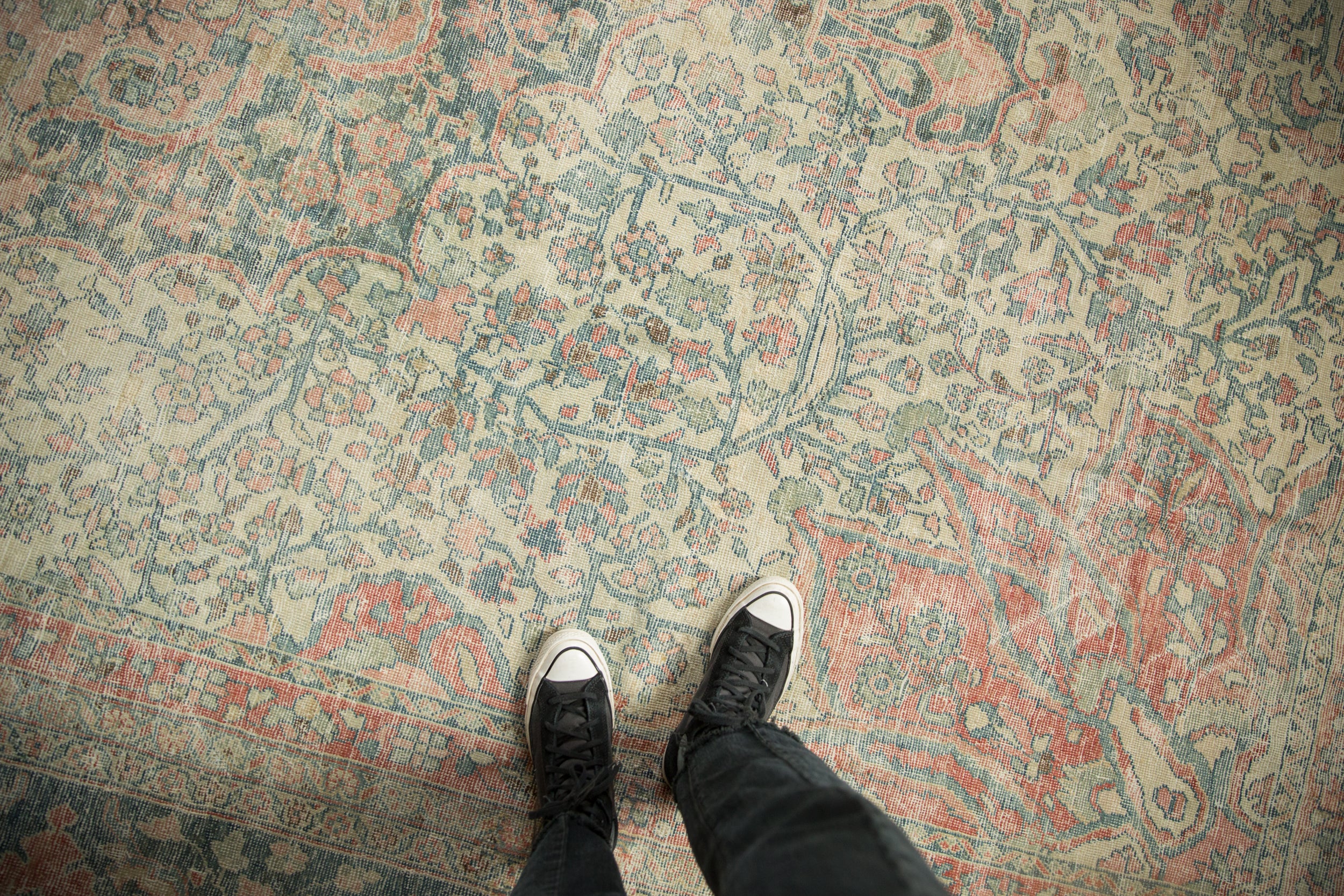 Vintage Distressed Mahal Carpet // ONH Item: ee004628, Image 1