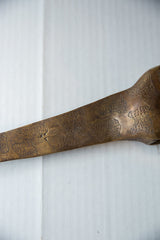 Close-up of the engraved, cross-hatched spot patterns on the bronze alloy giraffe.