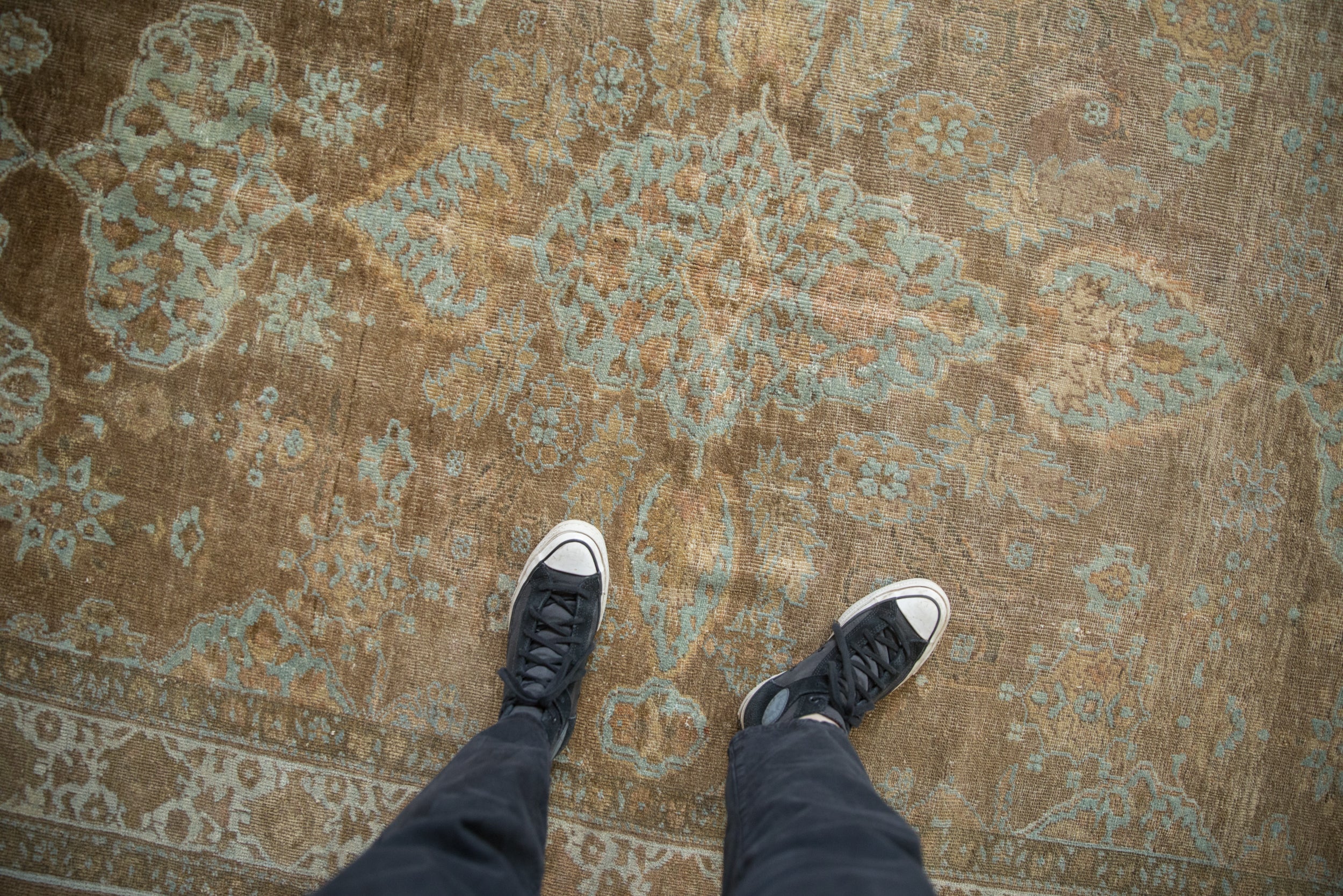 Antique Distressed Mahal Carpet // ONH Item: ct001733, Image 1