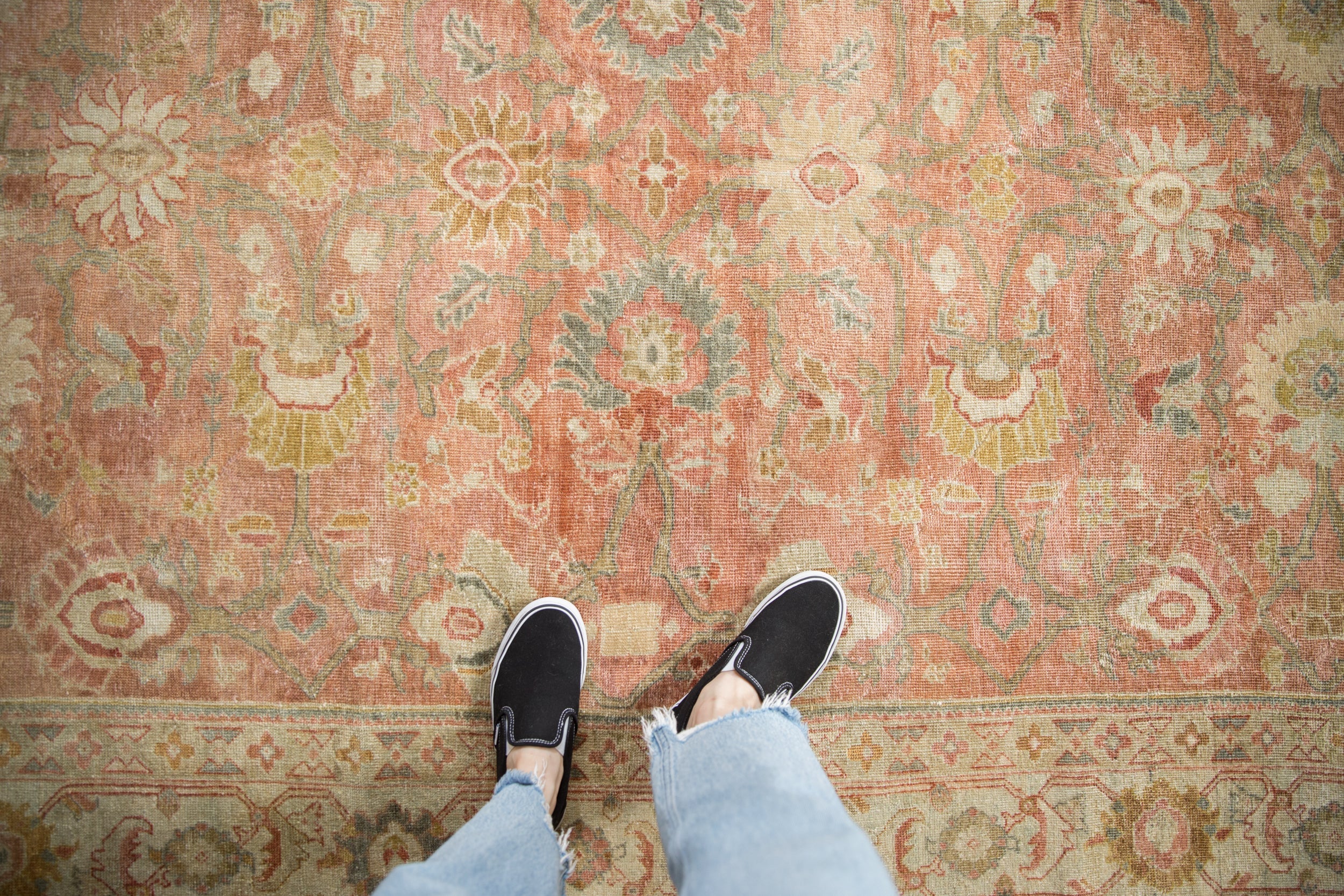 Vintage Distressed Mahal Carpet // ONH Item: ct001747, Image 1