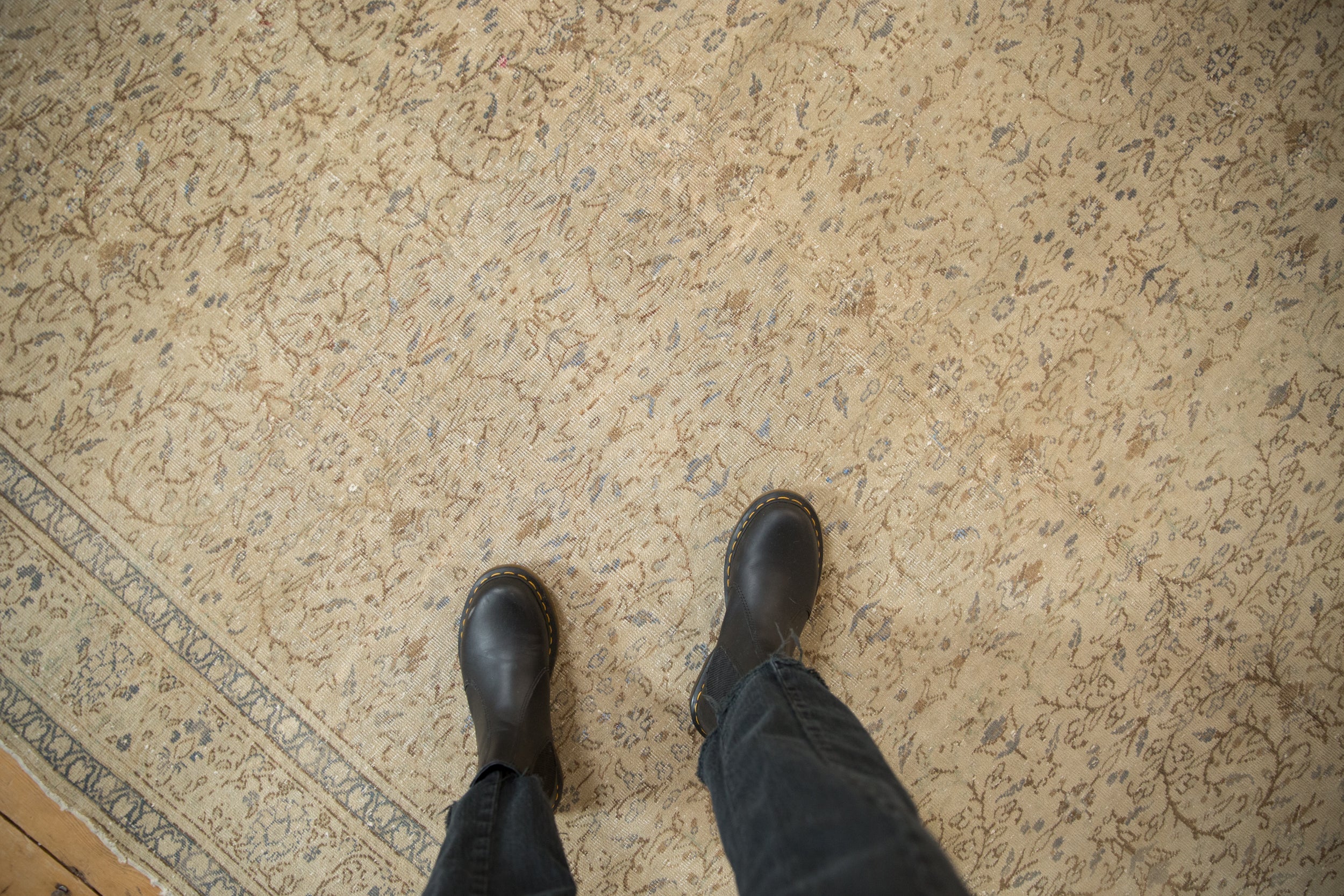 Vintage Distressed Kaisary Carpet // ONH Item: ct001800, Image 1