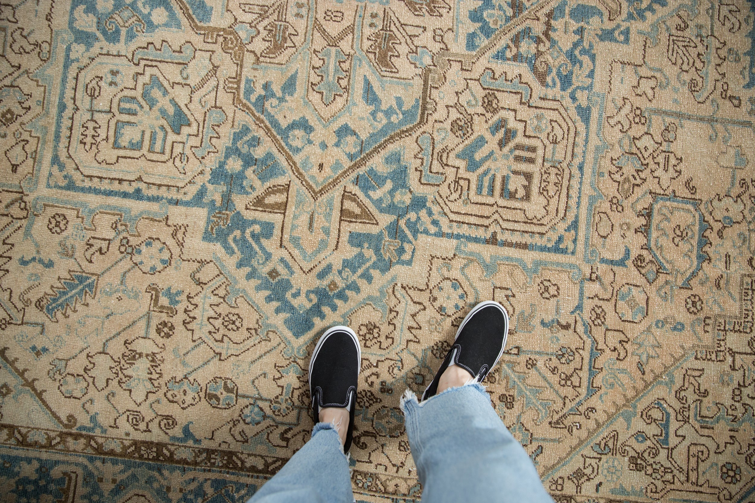 Vintage Distressed Heriz Carpet // ONH Item: ee004936, Image 1