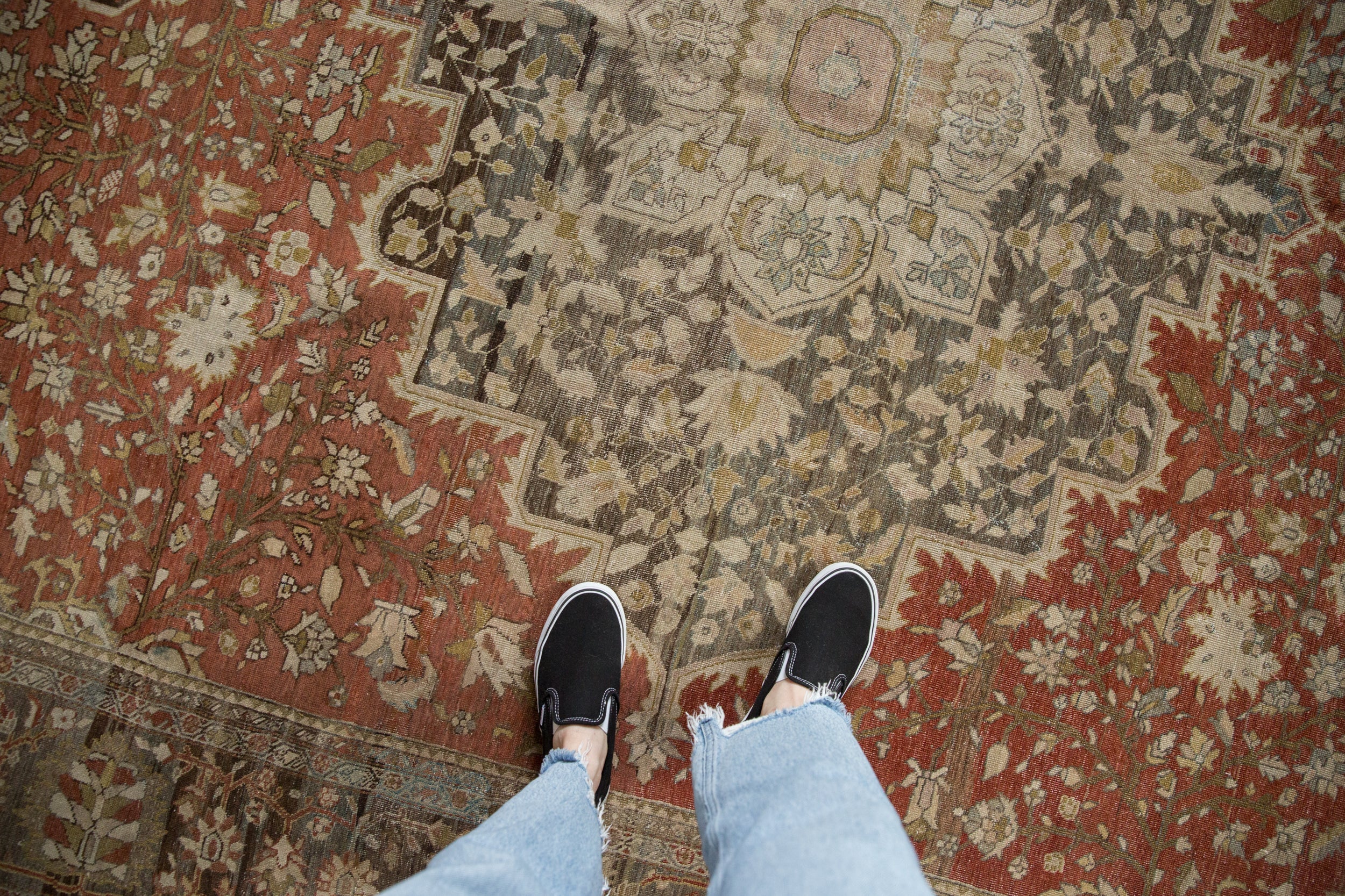 Antique Distressed Farahan Sarouk Carpet // ONH Item: ee004948, Image 1