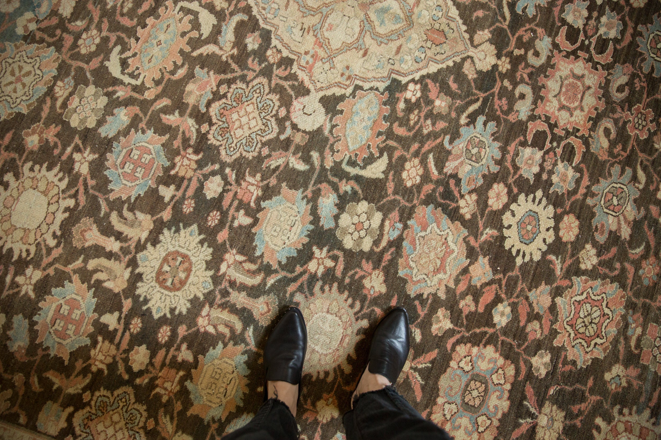 Vintage Distressed Mahal Carpet // ONH Item: ee005001, Image 1