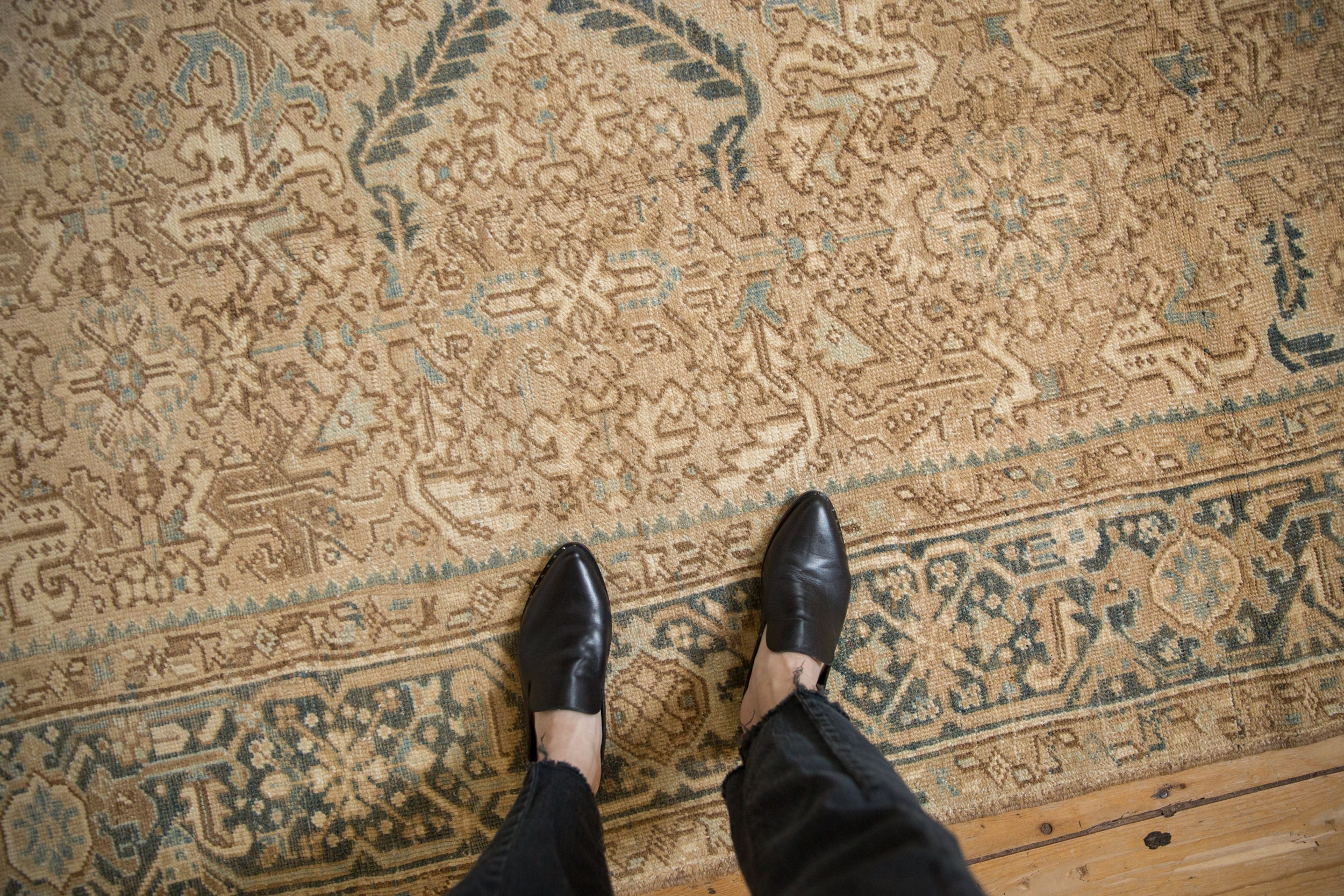 Vintage Distressed Heriz Carpet // ONH Item: ee005005, Image 1