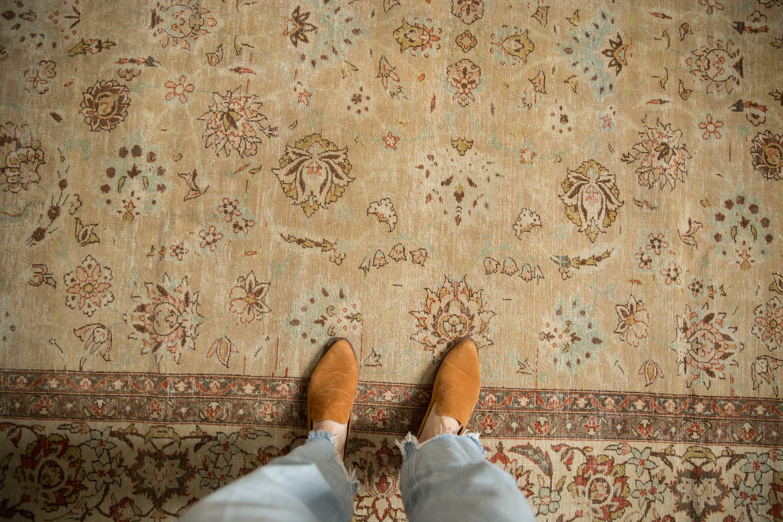 Vintage Distressed Kashan Carpet // ONH Item: ee005006, Image 1