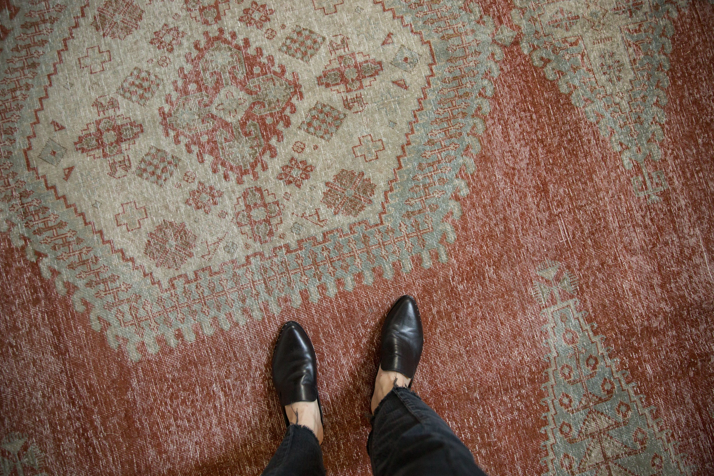 Vintage Distressed Veece Carpet // ONH Item: ee005066, Image 1