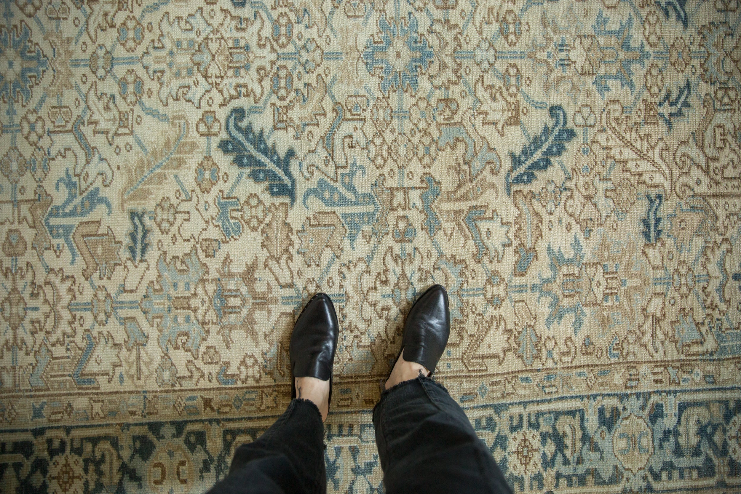 Vintage Distressed Heriz Carpet // ONH Item: ee005069, Image 1