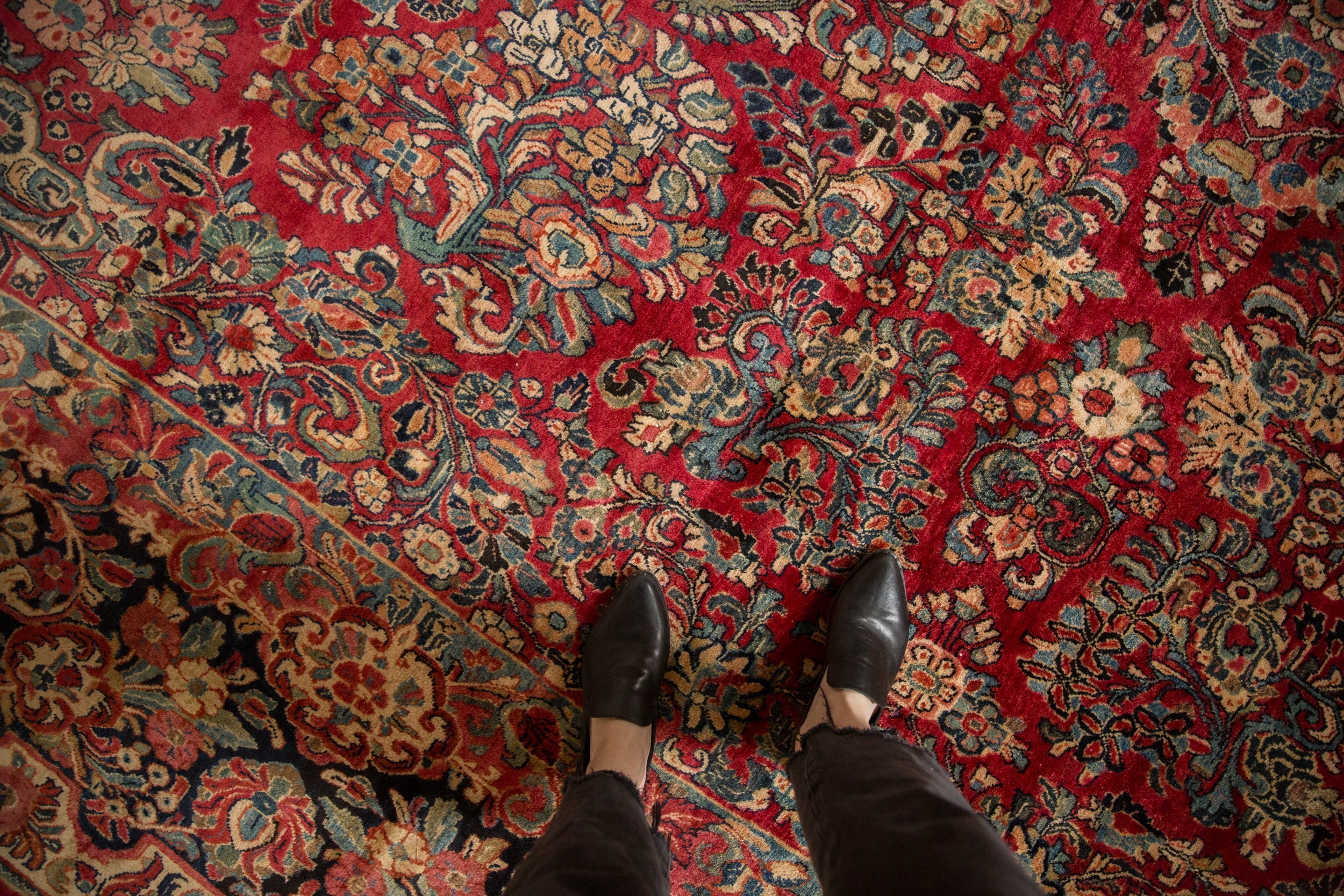 Vintage Sarouk Carpet // ONH Item: ee005112, Image 1