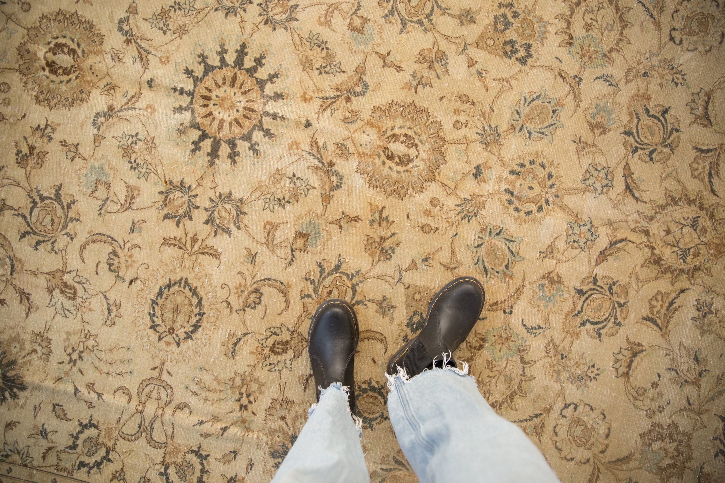 Vintage Distressed Kashan Carpet // ONH Item: ee005211, Image 1