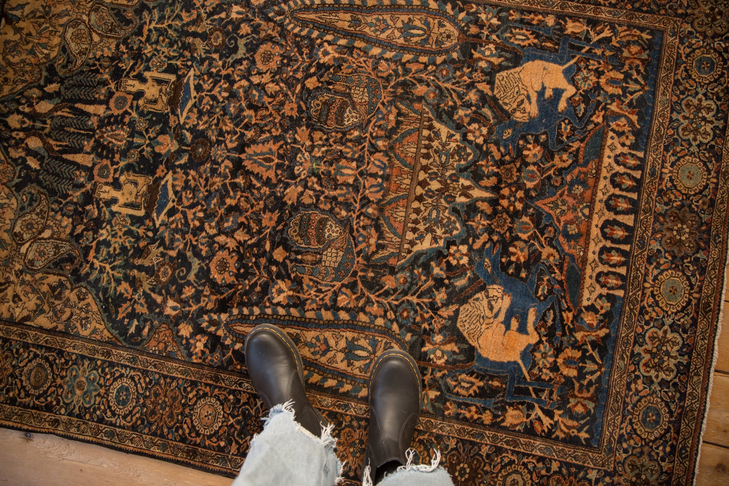 Antique Pictorial Farahan Sarouk Rug // ONH Item: ee005238, Image 1