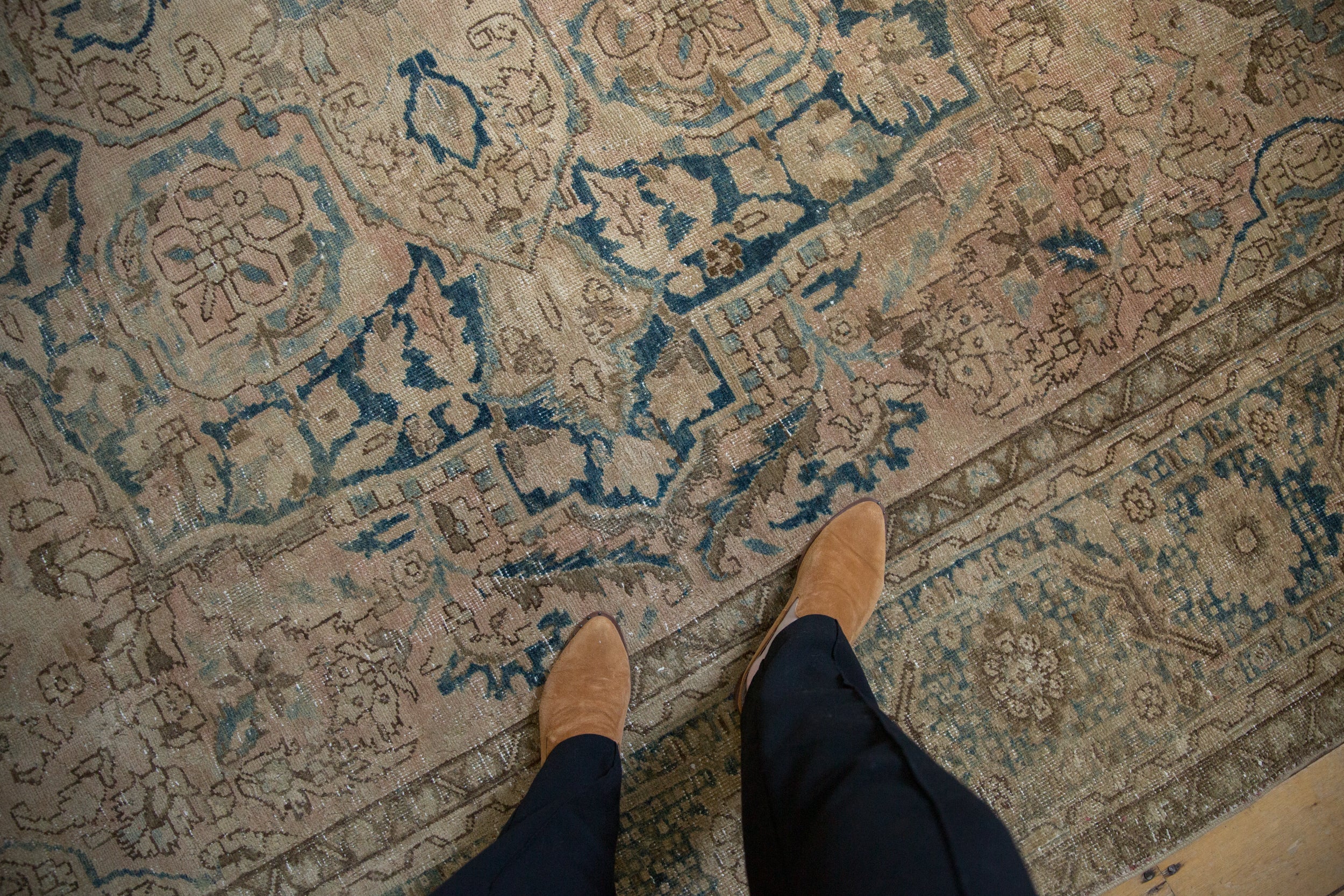 9.5x13.5 Vintage Distressed Ahar Carpet // ONH Item ee005265, Image 1