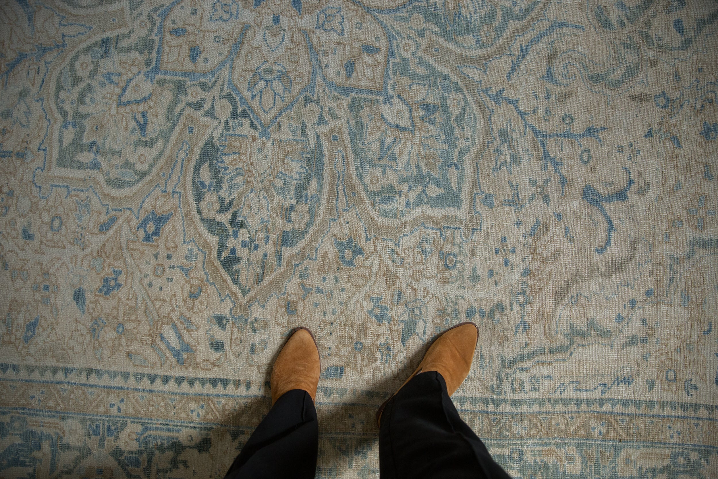 8.5x11.5 Vintage Distressed Ahar Carpet // ONH Item ee005283, Image 1