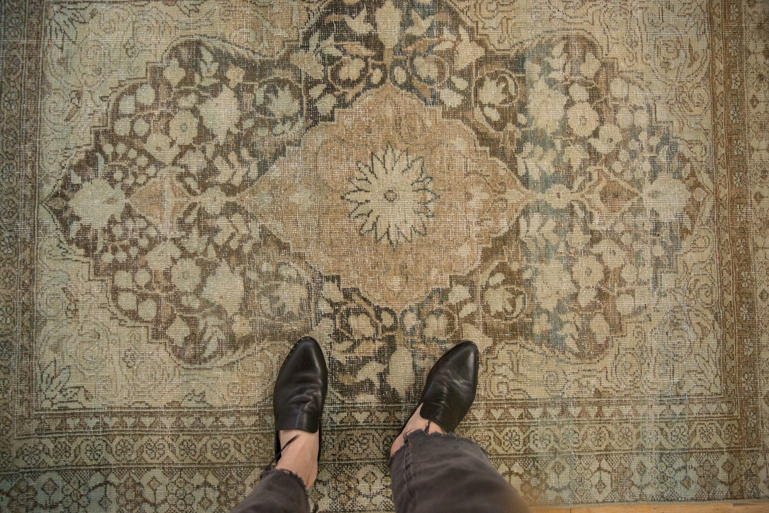 4x5.5 Vintage Distressed Mahal Rug // ONH Item ee005320, Image 1