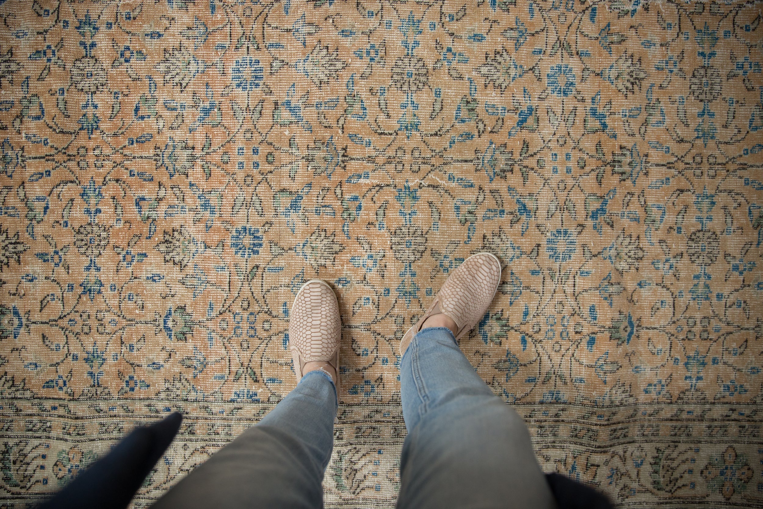 7x10 Vintage Distressed Sparta Carpet // ONH Item 10130