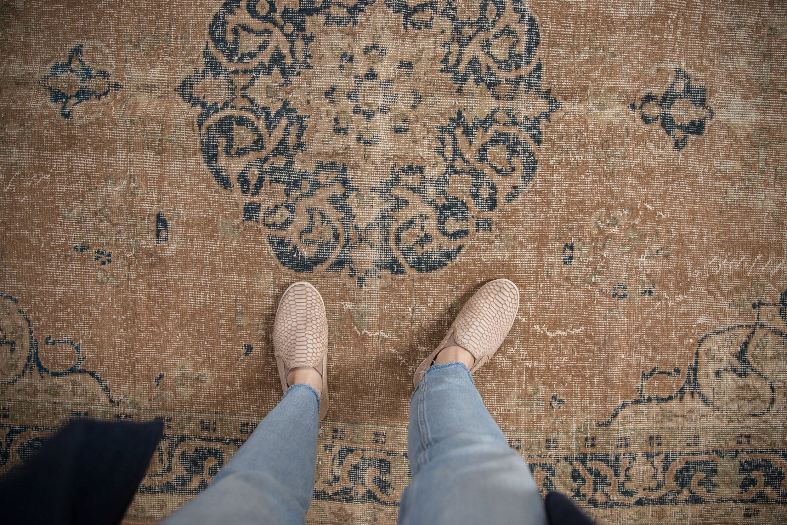 5.5x8 Vintage Distressed Sparta Carpet // ONH Item 10134