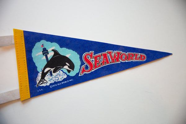 Vintage Sea World Felt Flag // ONH Item 10530 Image 1