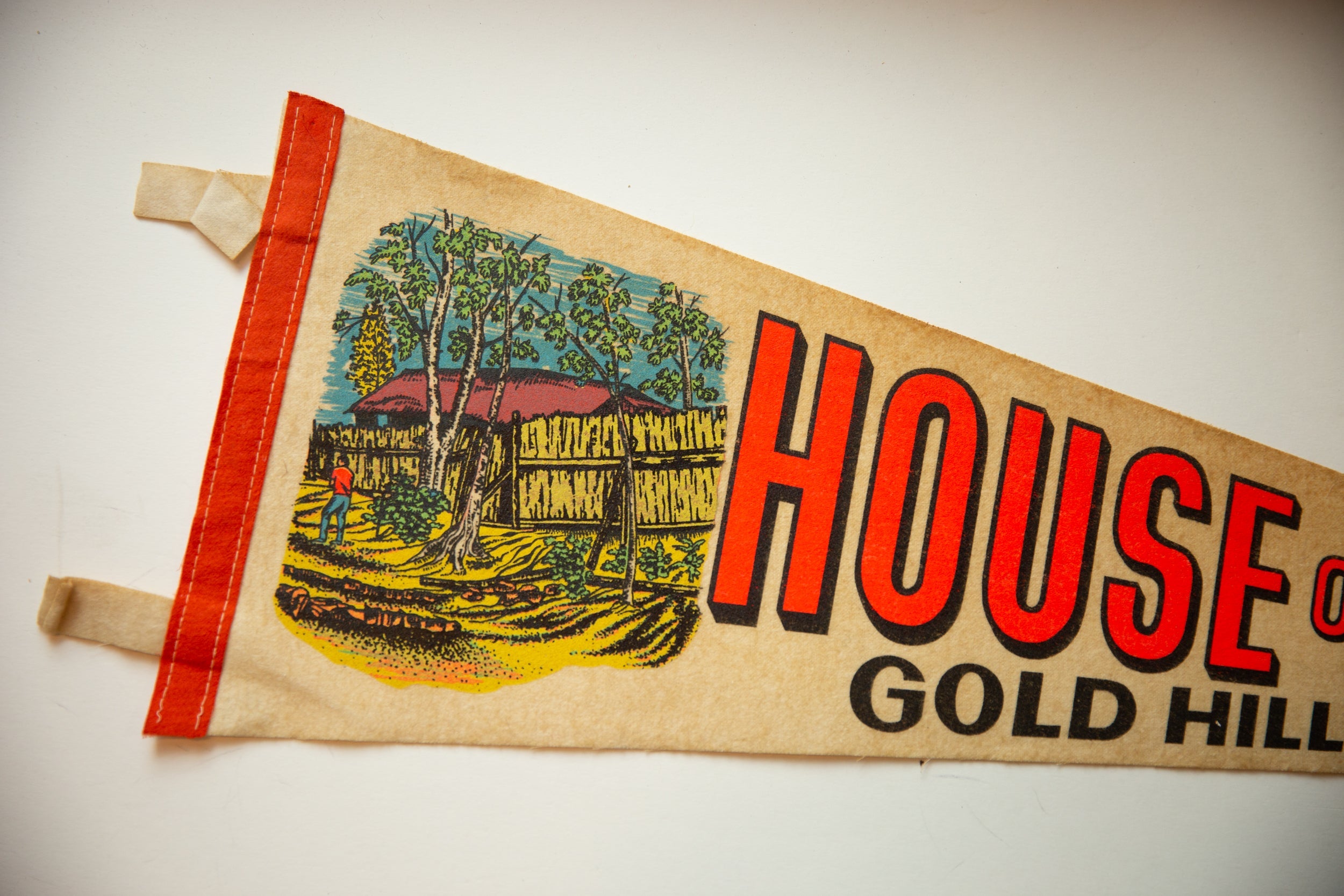 Vintage House of Mystery Gold Hill Oregon Felt Flag // ONH Item 10582 Image 1