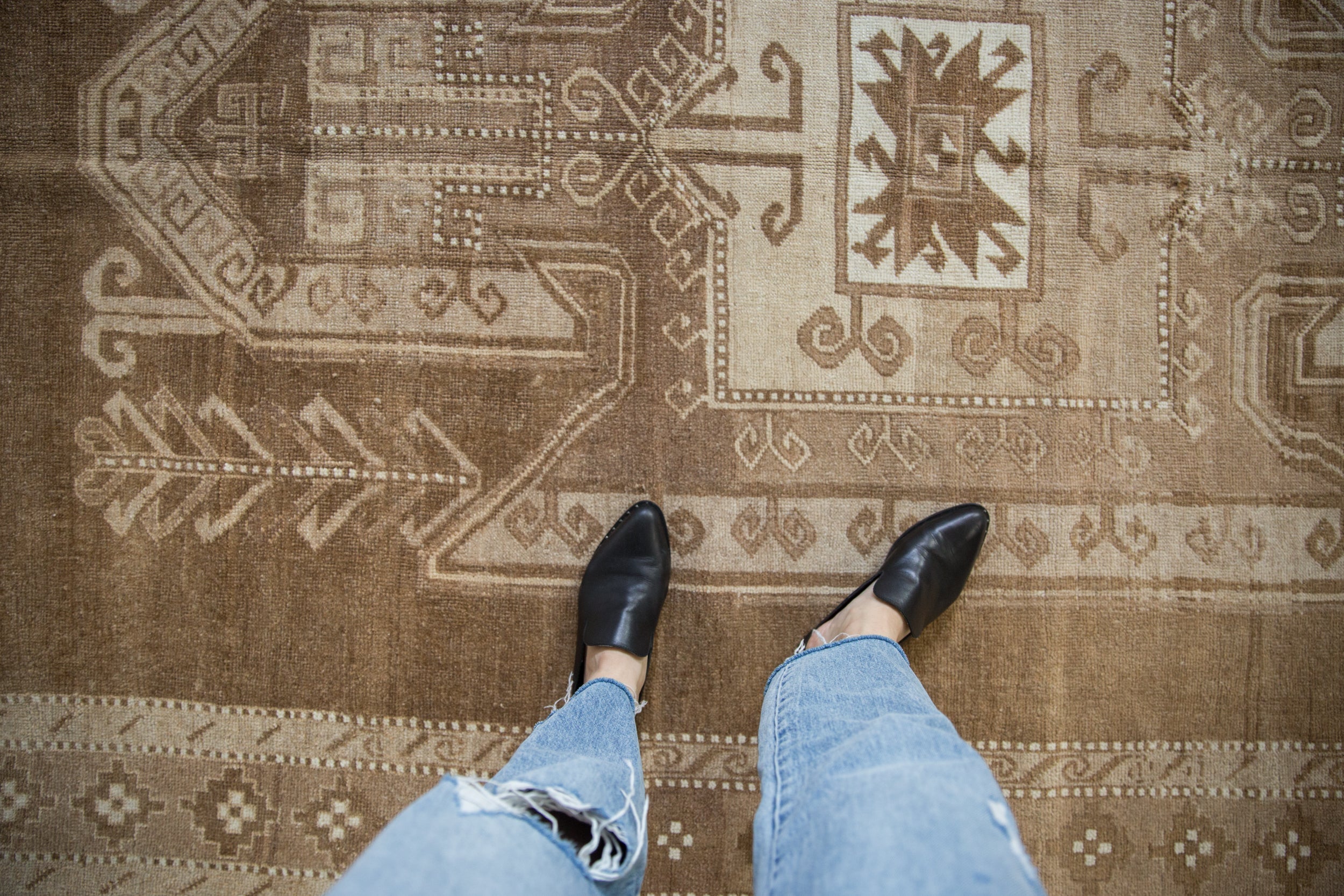 6.5x11 Vintage Distressed Kars Carpet // ONH Item 10873 Image 1