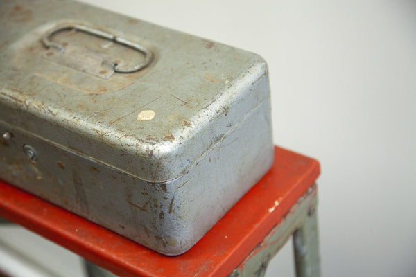 Gray Metal Tool Box // ONH Item 1125 Image 4