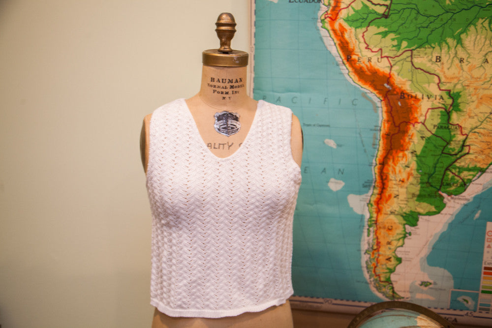 Vintage 70s white knit cropped top with zigzag pattern and V-neck.