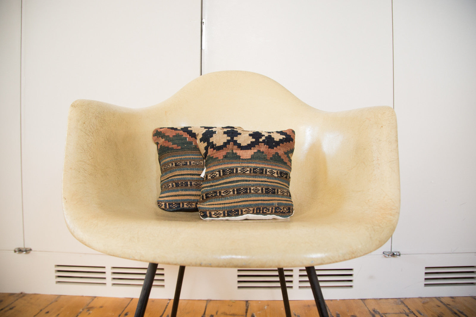 Faded Kilim Pillow // ONH Item 2731B Image 1