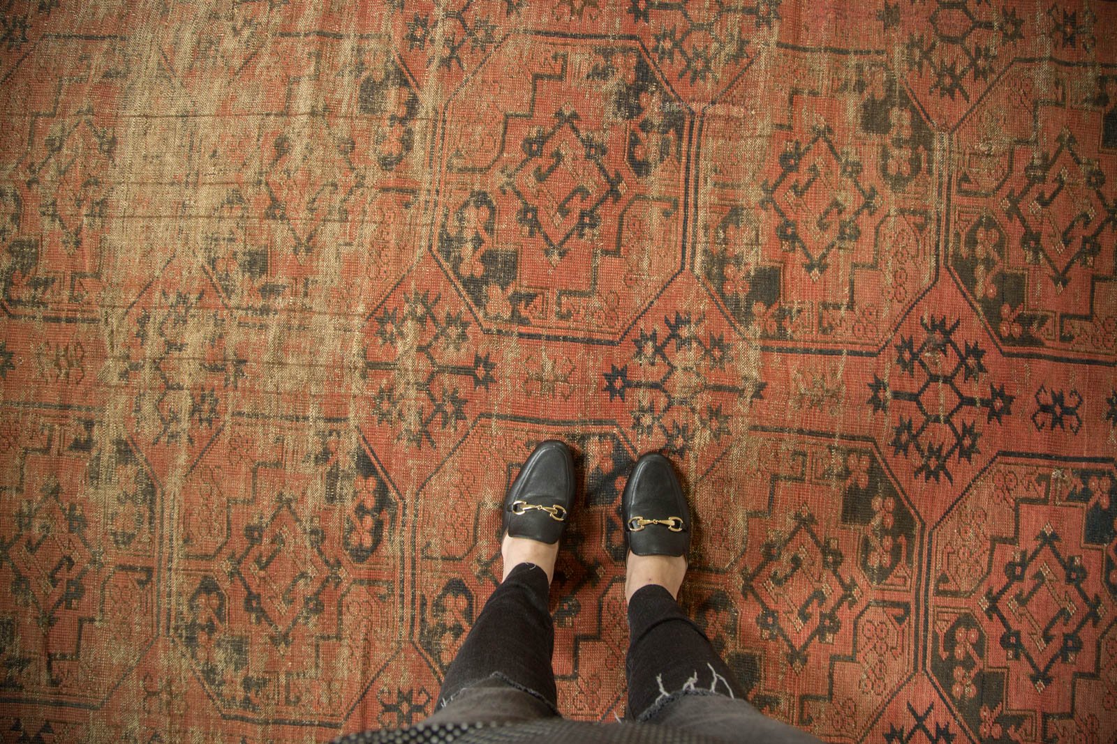 Antique Ensi Square Carpet