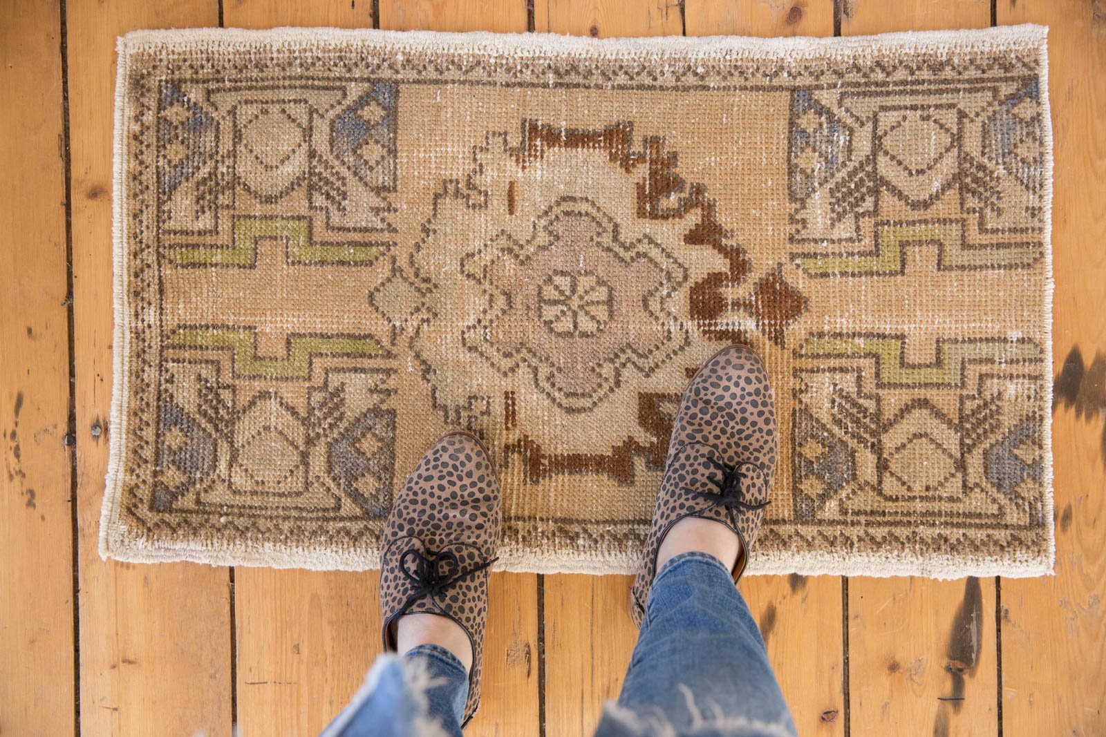  Vintage Distressed Oushak Rug Mat / Item 5304 image 2