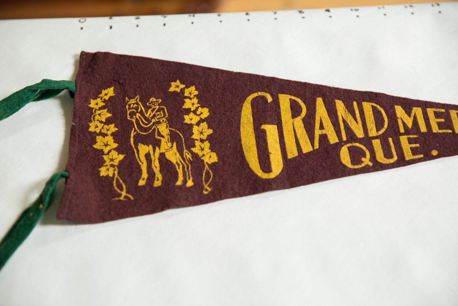 Grand Mere Que. Felt Flag