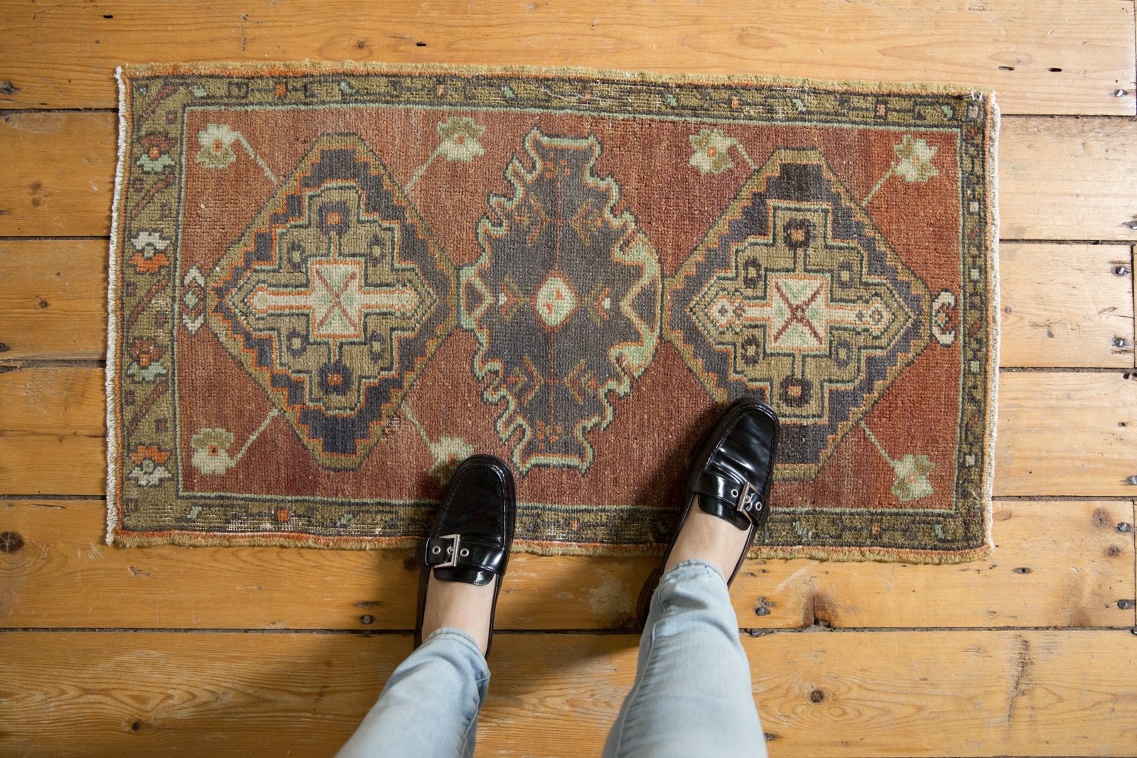  Vintage Distressed Oushak Rug Mat / Item 6157 image 2