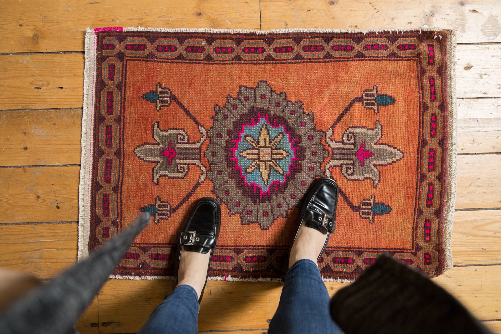  Vintage Distressed Oushak Rug Mat / Item 6378 image 2