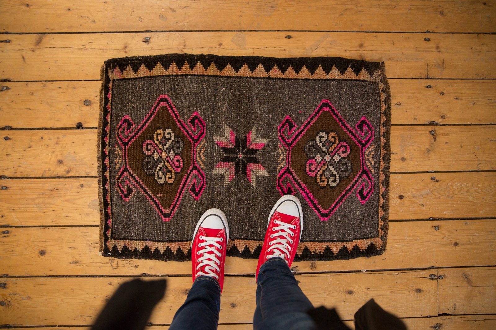 Vintage Distressed Oushak Square Rug Mat / ONH item 6407 Image 1