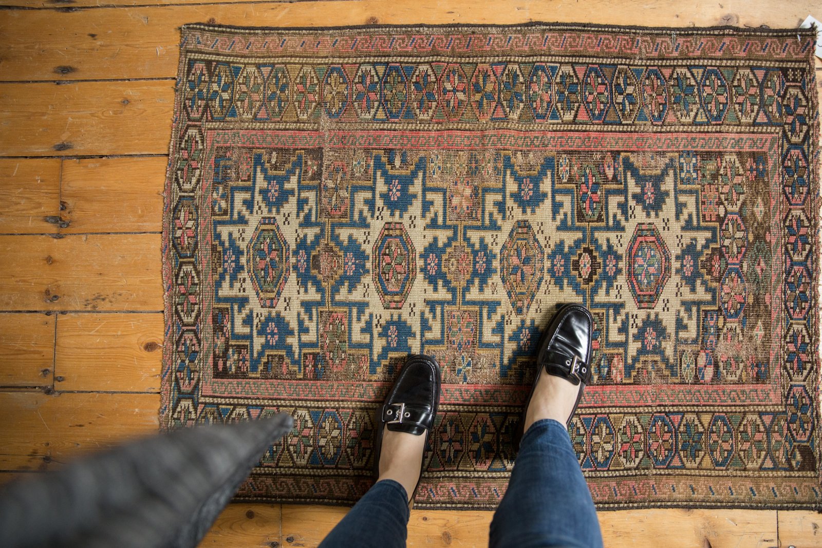  Vintage Caucasian Rug / Item 6527 image 2