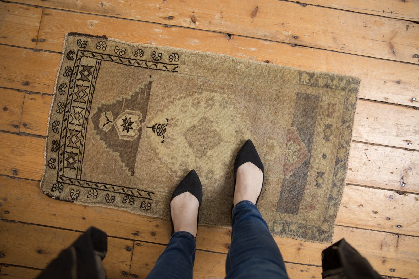 Vintage Distressed Oushak Rug Mat / ONH item 7014 Image 1