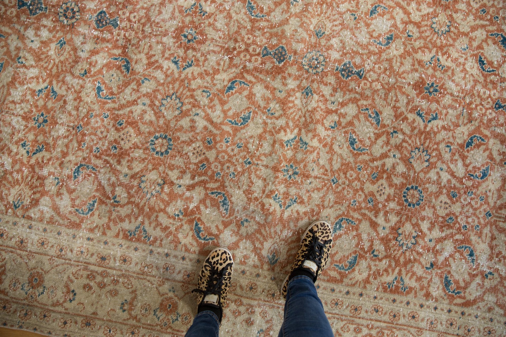 6.5x10.5 Vintage Distressed Sivas Carpet // ONH Item 7071 Image 1