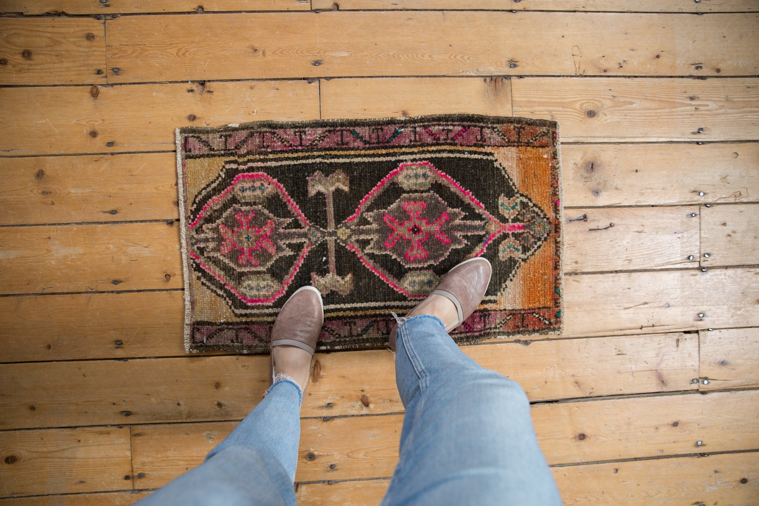 1.5x2.5 Vintage Distressed Fragment Oushak Rug Mat // ONH Item 8164 Image 1