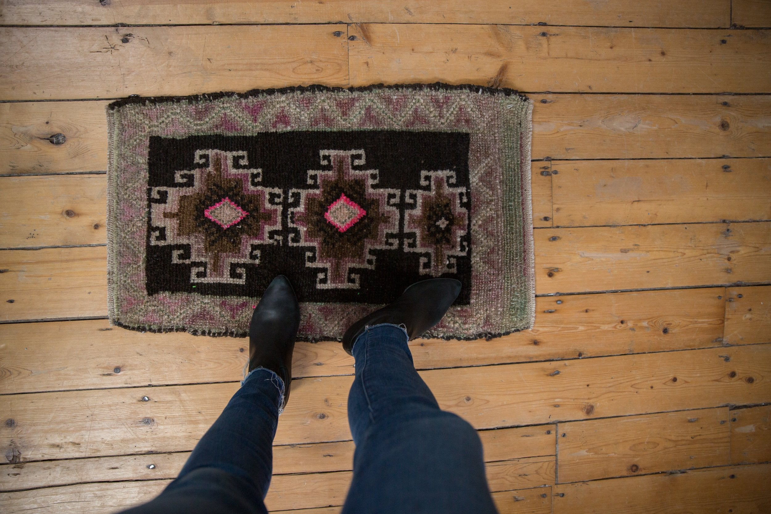 1.5x3 Vintage Distressed Kars Rug Mat // ONH Item 8182