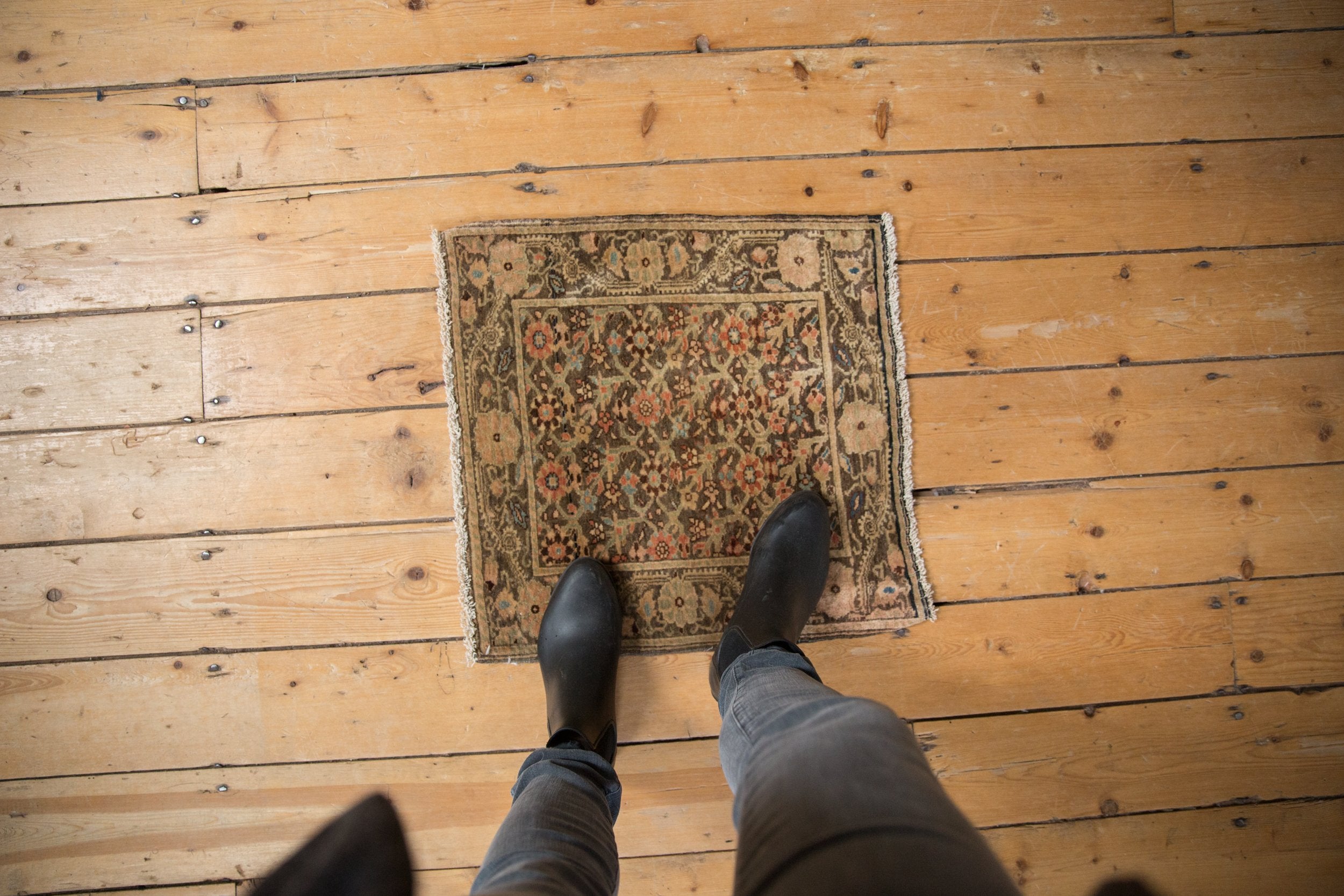 1.5x2 Vintage Fine Distressed Farahan Sarouk Square Rug Mat // ONH Item 8488 Image 1