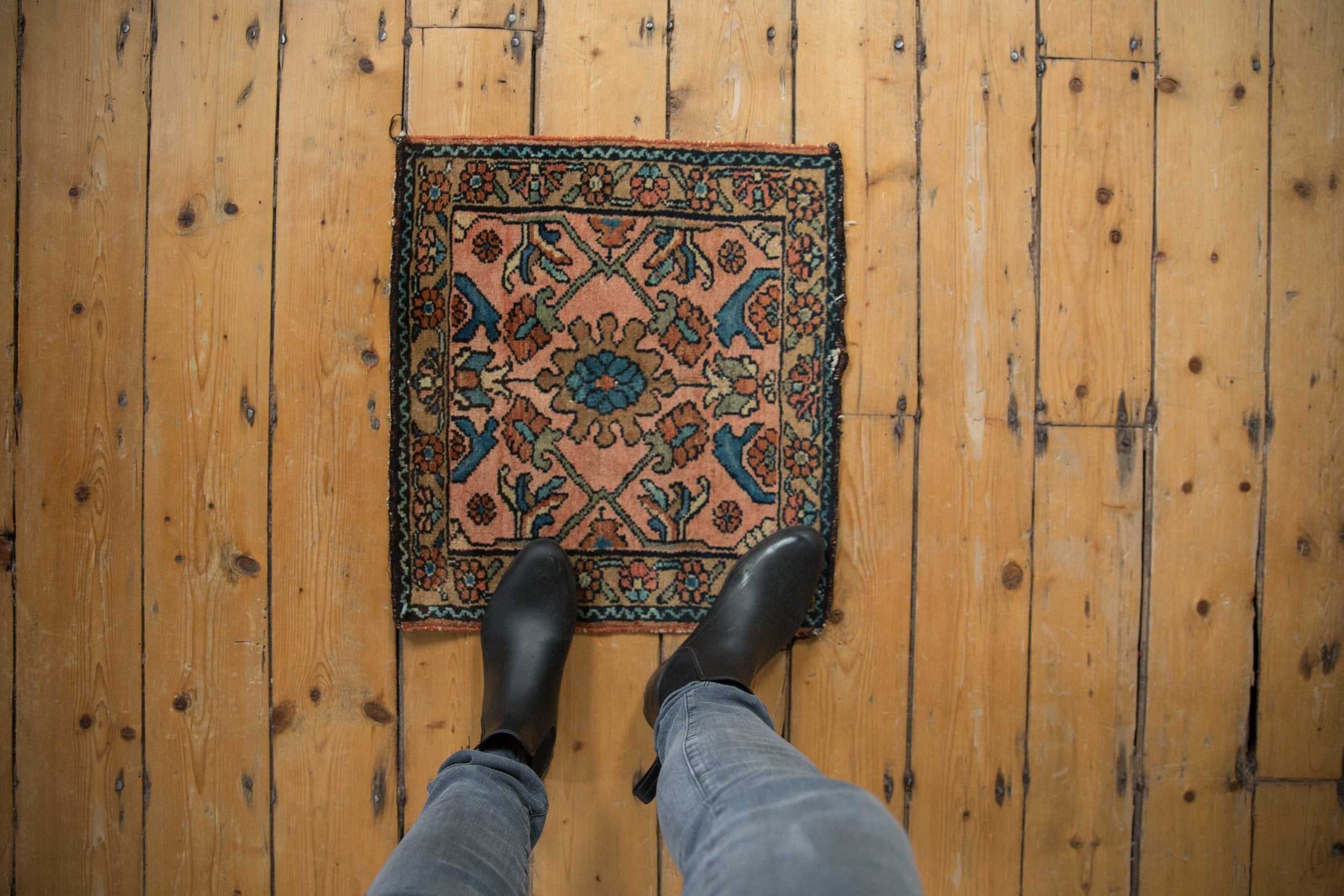 1.5x1.5 Vintage Lilihan Square Rug Mat // ONH Item 8495 Image 1