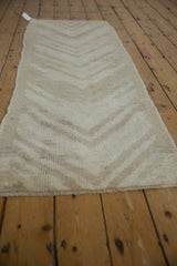 Subtle arrow pattern, distressed texture, and short fringe on a Tulu runner.