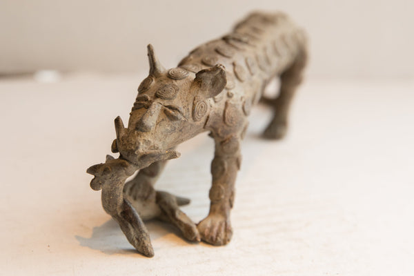 Vintage African Cheetah with Prey Sculpture // ONH Item ab01896 Image 3