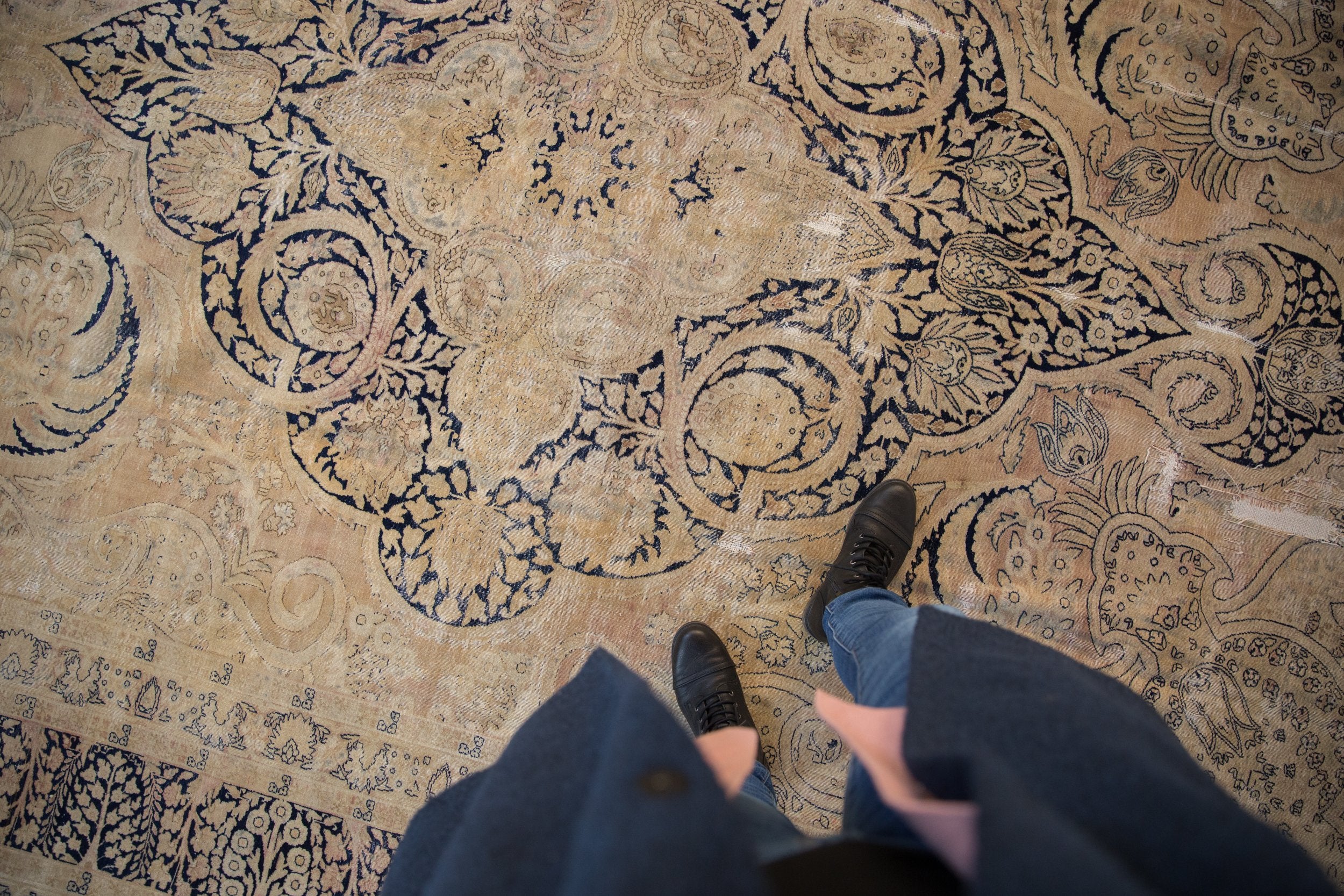 9.5x13.5 Vintage Distressed Meshed Carpet // ONH Item ct001241 Image 1