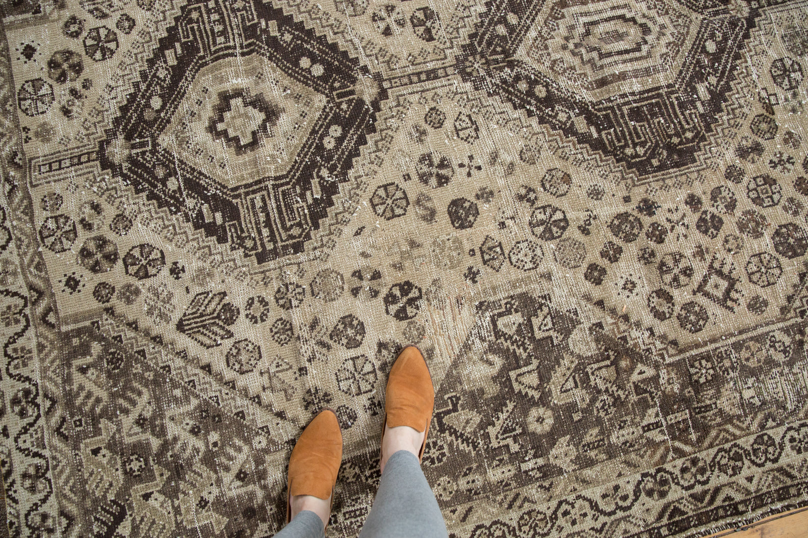  Distressed Shiraz Carpet / Item ee001816 image 2