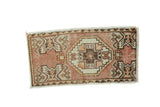 Vintage Oushak rug mat, dusty blush field, hexagonal medallion, geometric patterns, 1'7