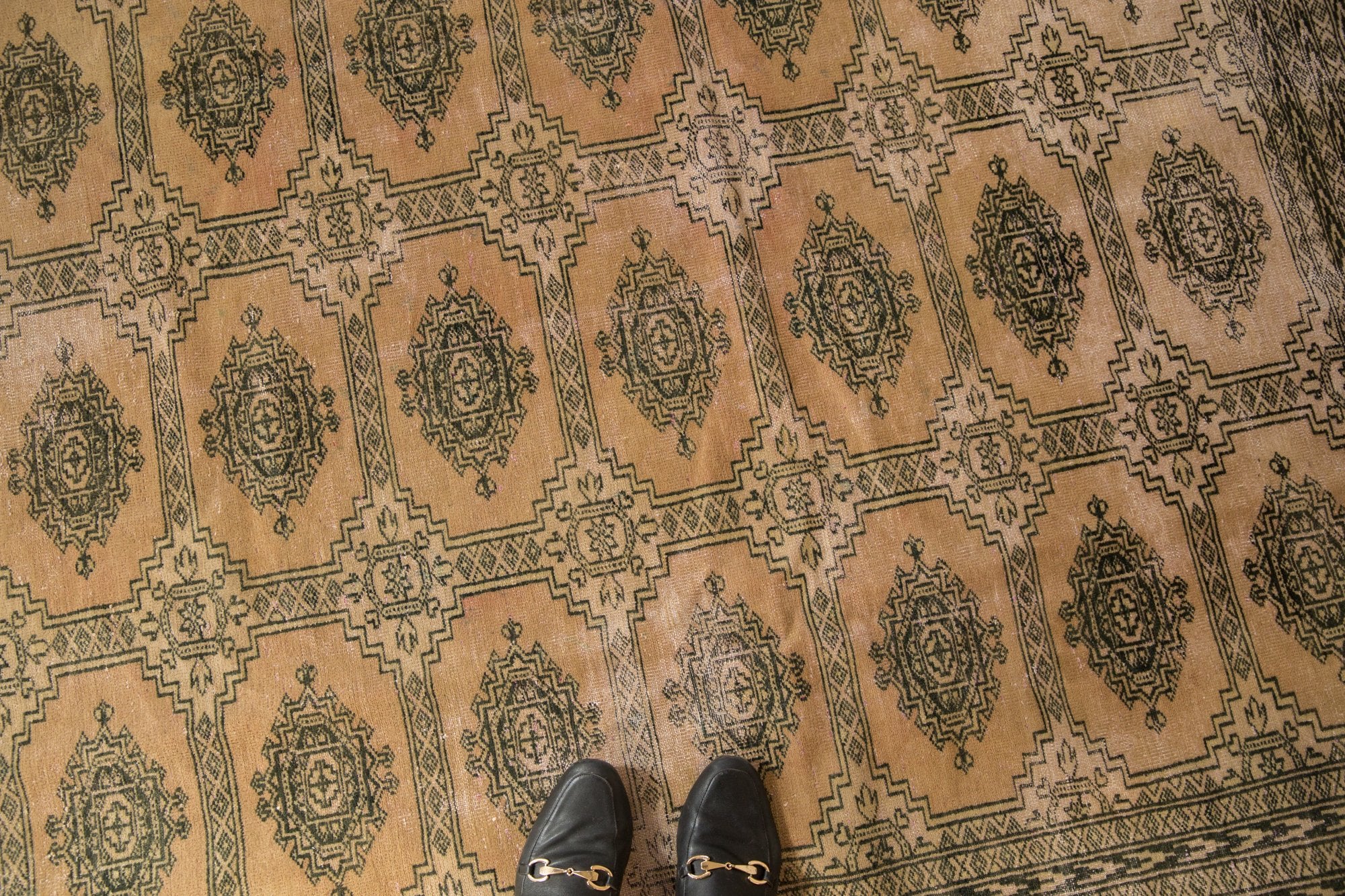 Distressed Vintage Pakistan Carpet / ONH Item EE002592 Image 1