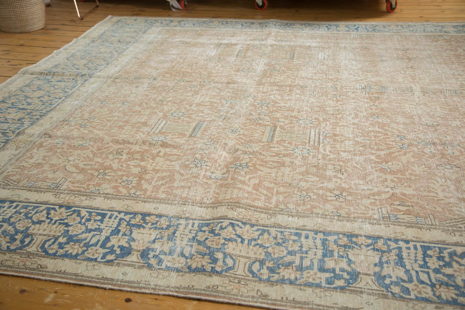 9.5x13.5 Vintage Distressed Meshed Carpet // ONH Item ee002965 Image 1