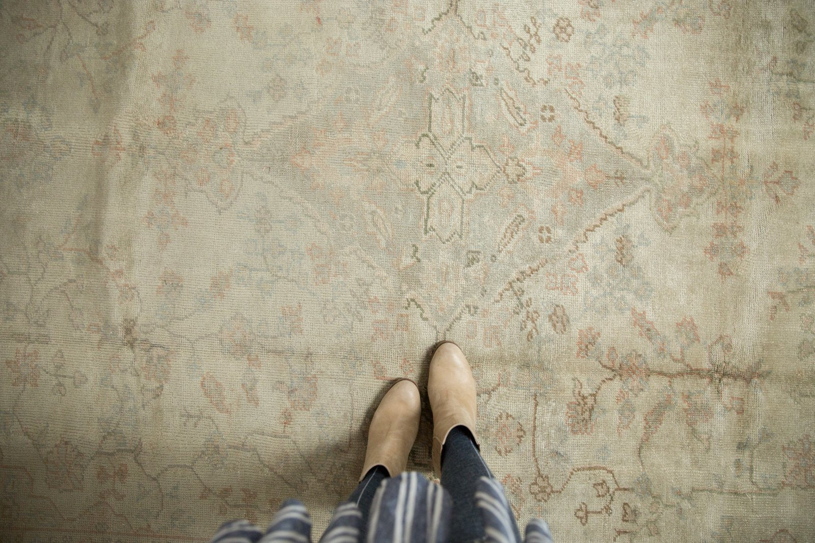  Vintage Distressed Sivas Carpet / Item ee003047 image 2