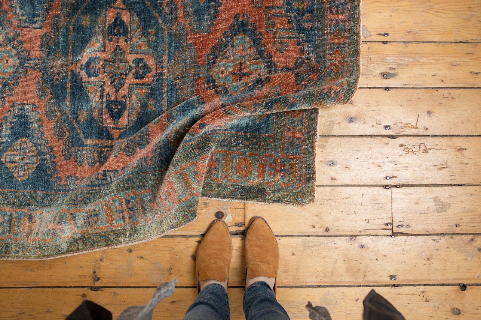  Vintage Distressed Veece Rug / Item ee003081 image 2