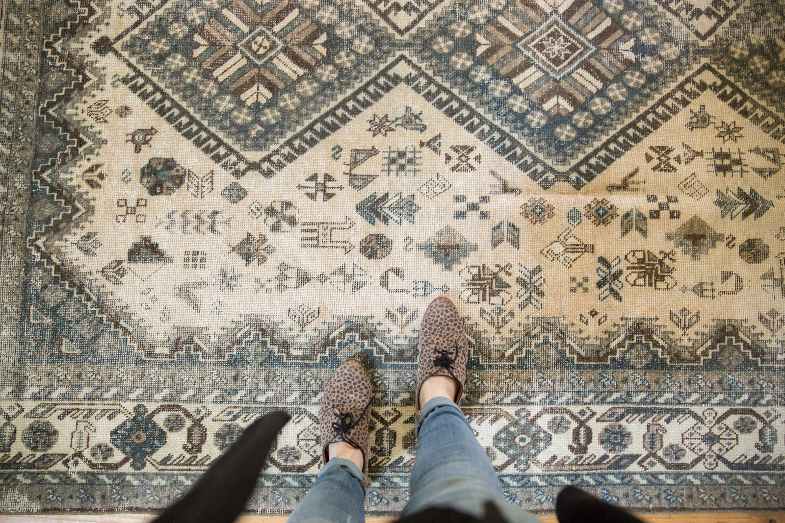  Vintage Distressed Shiraz Carpet / Item ee003146 image 2